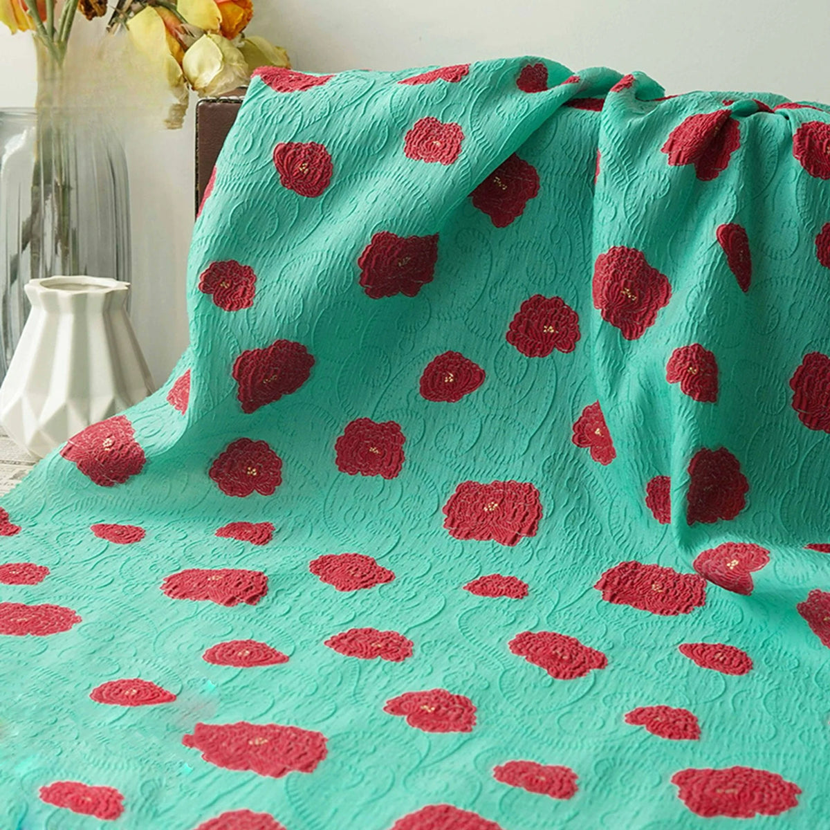 tissu vert rouge motifs fleurs relief bohème semi transparent largeur 145cm decoration creation mode