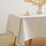 nappe réutilisable polyester texture lin beige table fête scandinave minimaliste rustique assiettes chaises