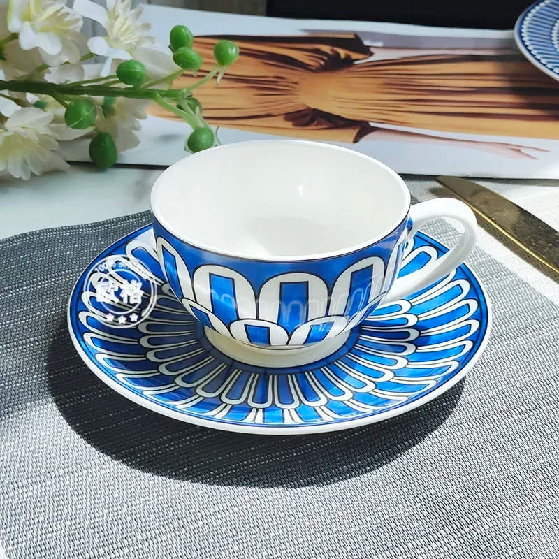 assiettes bleu motif floral tasse blanc classique opacité