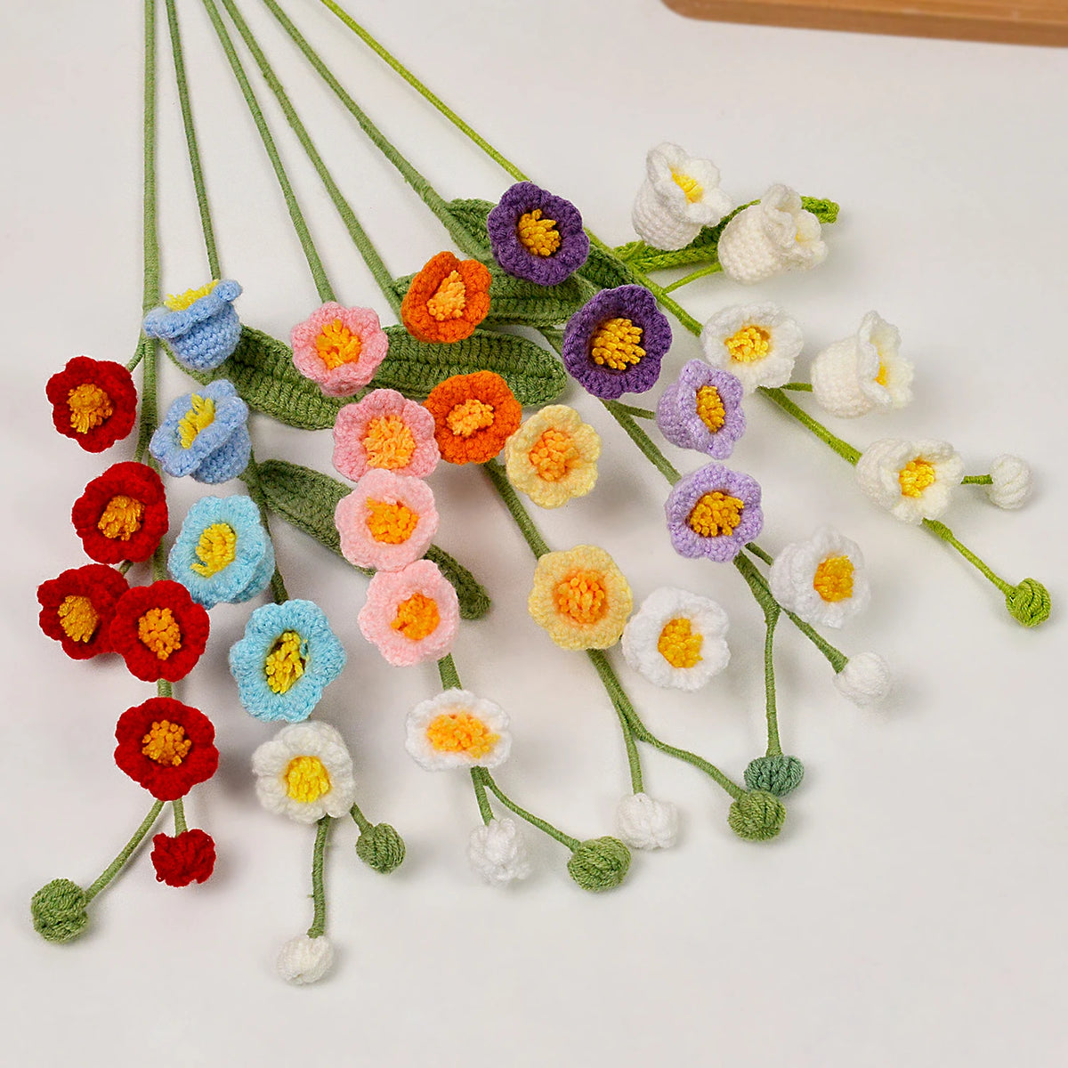 Bouquet fleurs artificielles tricotées multicolores créatives intérieur décoration chambre lys différents tons vibrant