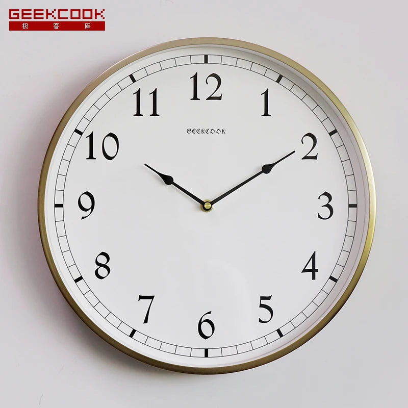 horloge murale dorée aiguilles romains noirs fond blanc moderne salon quartz