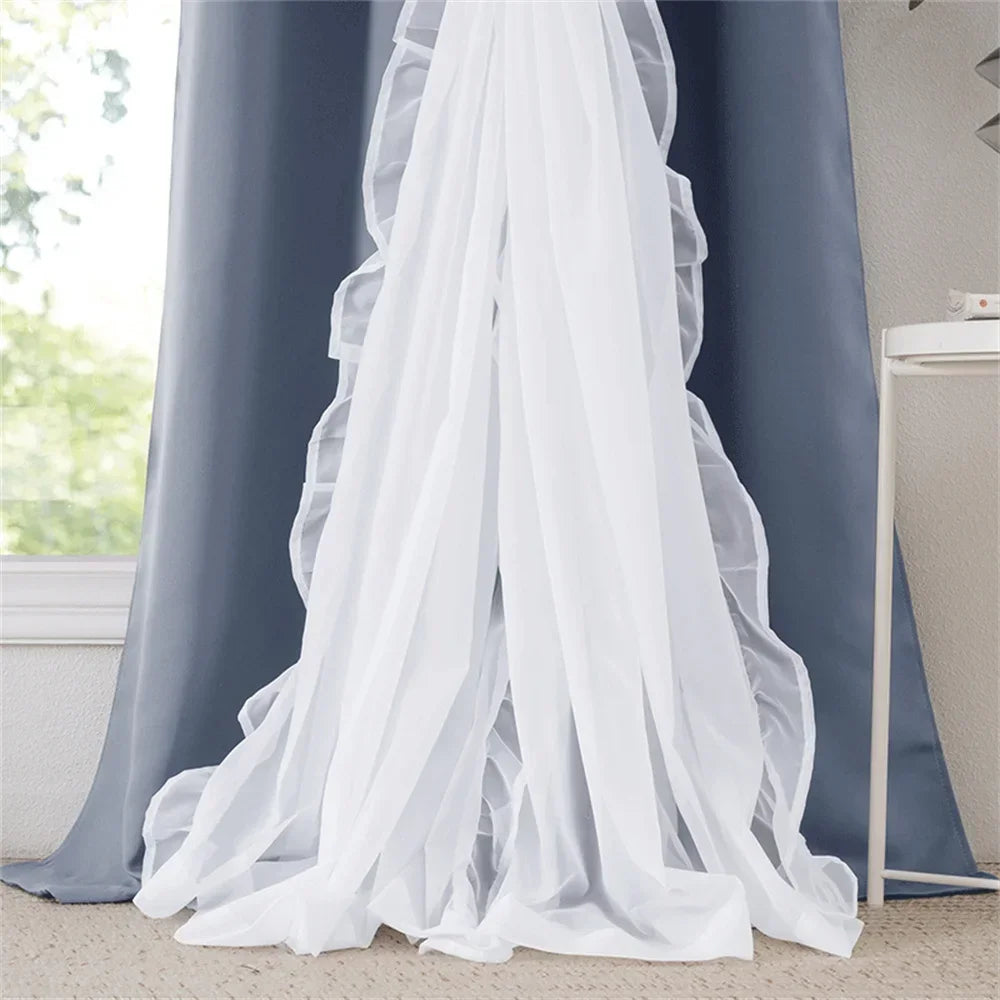 Rideaux élégants blancs et gris pour salon, décoration intérieure moderne, voilages lumineux pour un style contemporain, idées de décoration de fenêtres, ambiance lumineuse et sophistiquée.