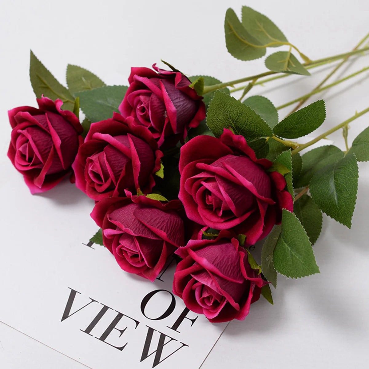 bouquet roses artificielles classiques blanc rouge violet intérieur mariage décoration anniversaire baby shower