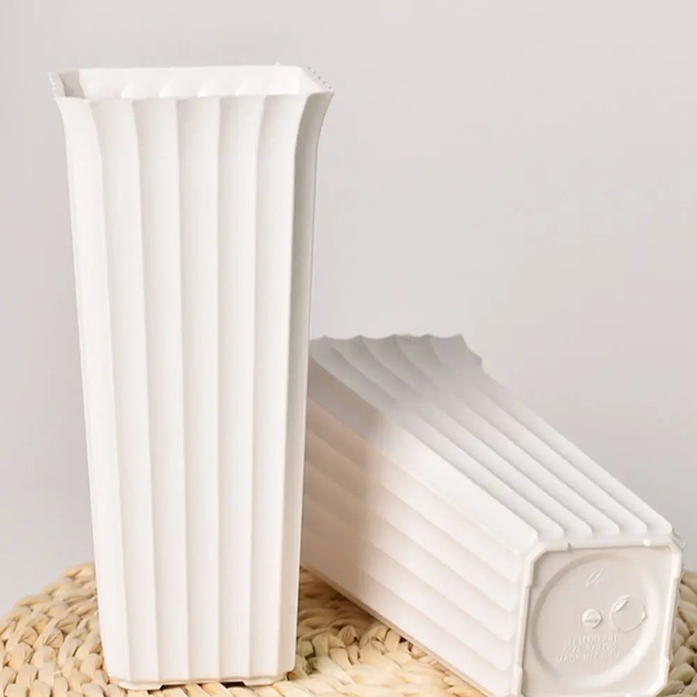 vase moderne minimaliste rayures verticales noir blanc fleurs artificielles roses callas marguerites bleues
