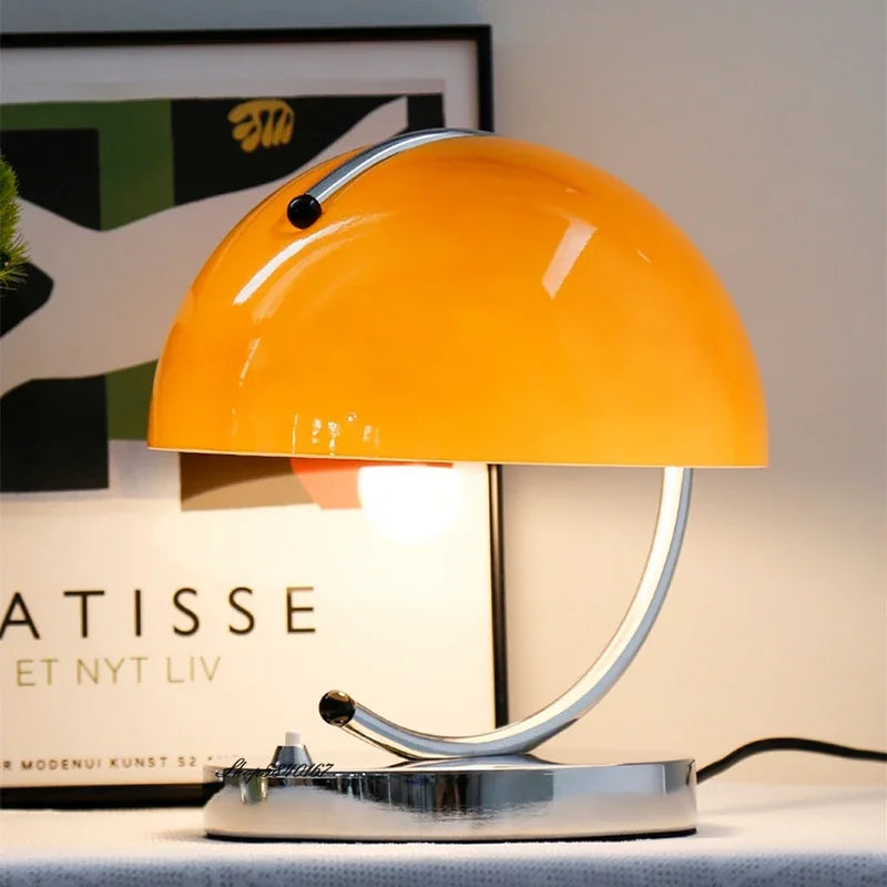 Lampe de chevet design vintage orange en acier inoxydable sur table de nuit
