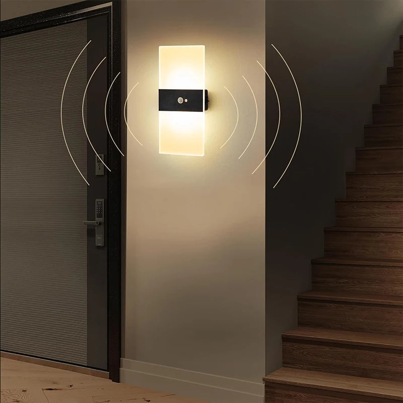 lampe murale moderne rechargeable led détecteur mouvement blanc noir aluminium usb