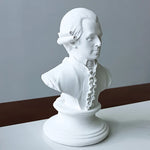 Figurine Beethoven résine sur bibliothèque