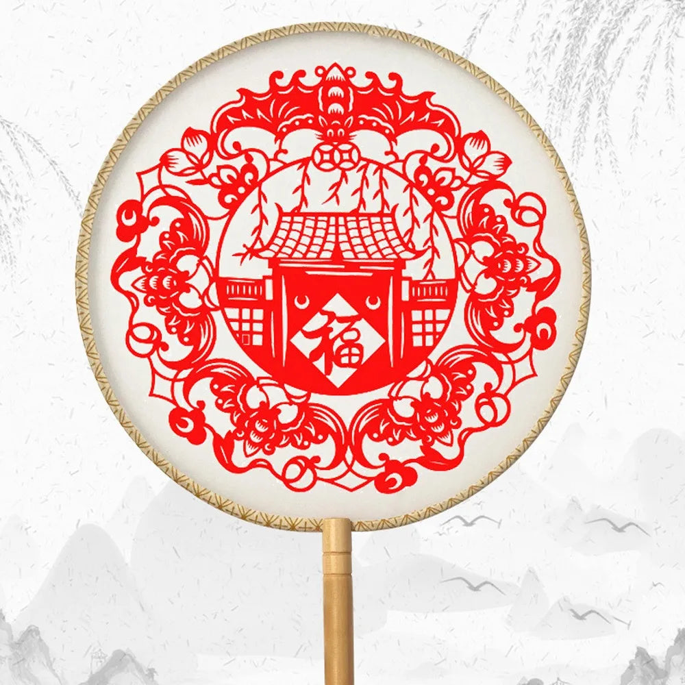éventail artisanal traditionnel motifs floraux géométriques poignée bois pompon rouge soie tissée opacité festive