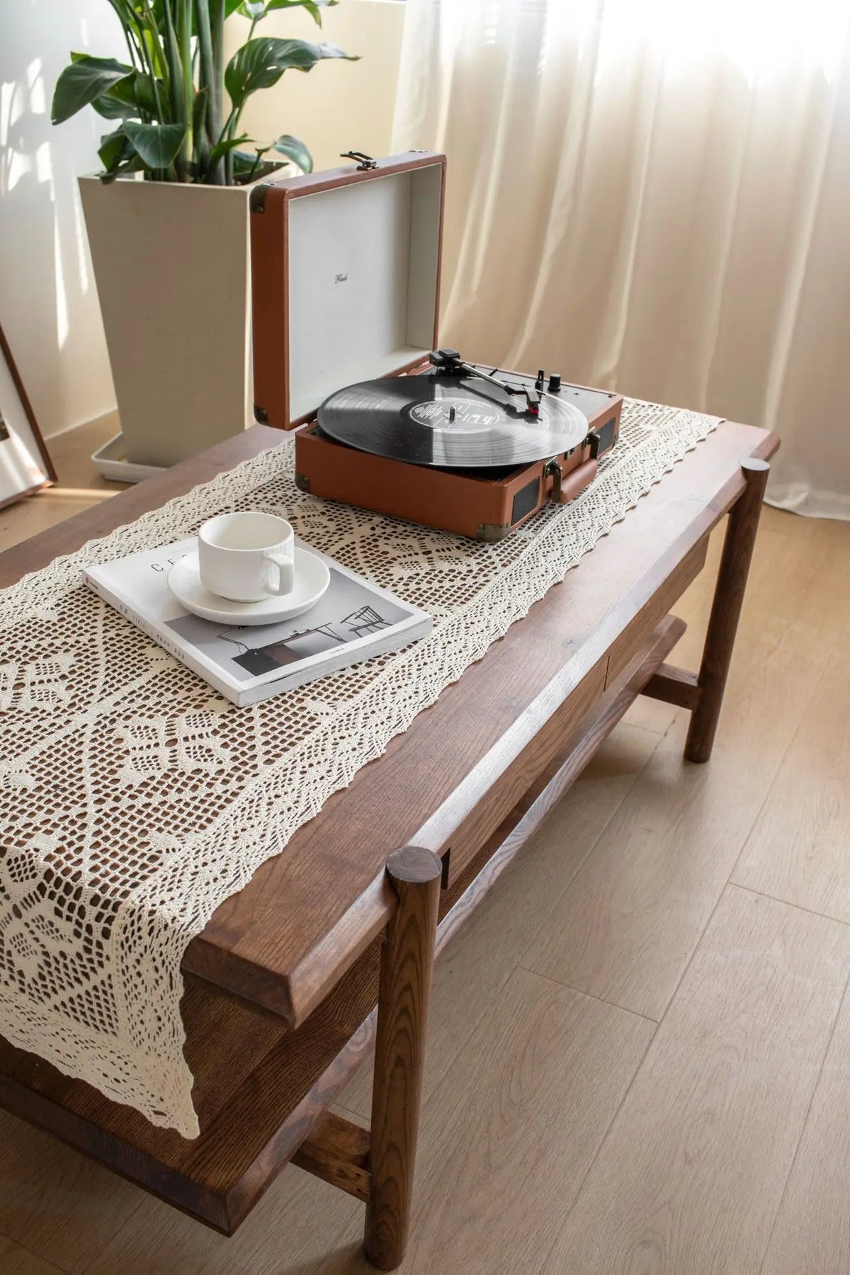 chemin table dentelle beige classique maison coton polyester livres tasses magazines