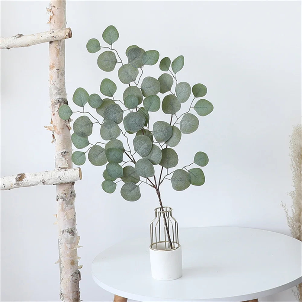 décoration intérieure extérieure bouquet feuilles eucalyptus vert clair naturel minimaliste soie artificiel vase métal