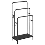 Portant serviette salle de bain sur pied noir dans une salle de bain moderne