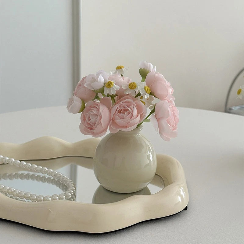 vase céramique crème fleurs artificielles bouquet roses marguerites blanc centre jaune