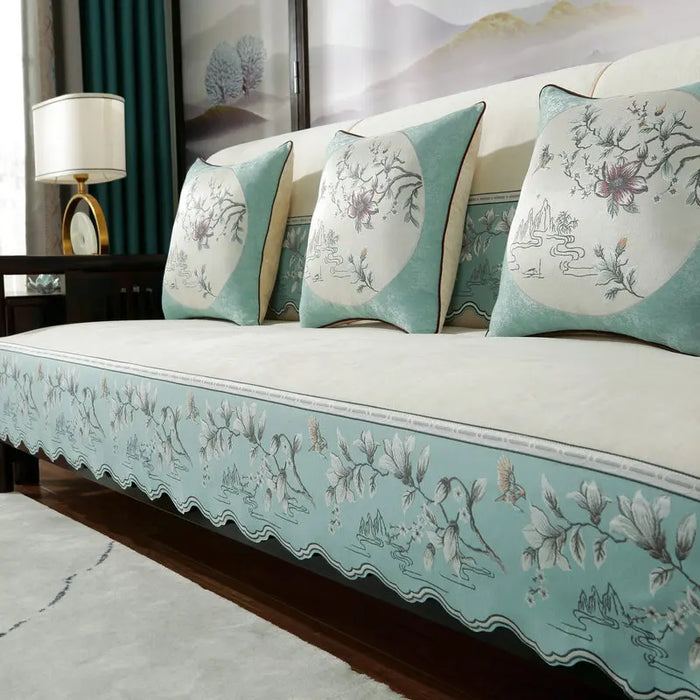 Un salon confortable avec des coussins décoratifs et des motifs floraux élégants sur le canapé.