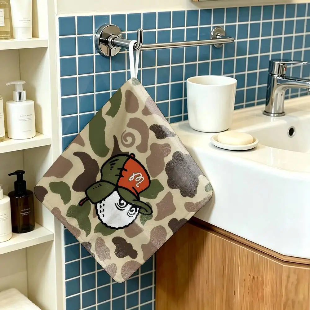 serviette toilette suspendue motif camouflage rayures florales couleurs vives moderne