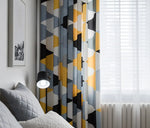 Rideaux modernes à motifs géométriques multicolores dans une chambre élégante avec une décoration minimaliste et une ambiance apaisante. Découvrez comment ces rideaux originaux ajoutent une touche de couleur et de style à votre espace, tout en optimisant la luminosité grâce à leur design artistique. Idéal pour une chambre sophistiquée et contemporaine.