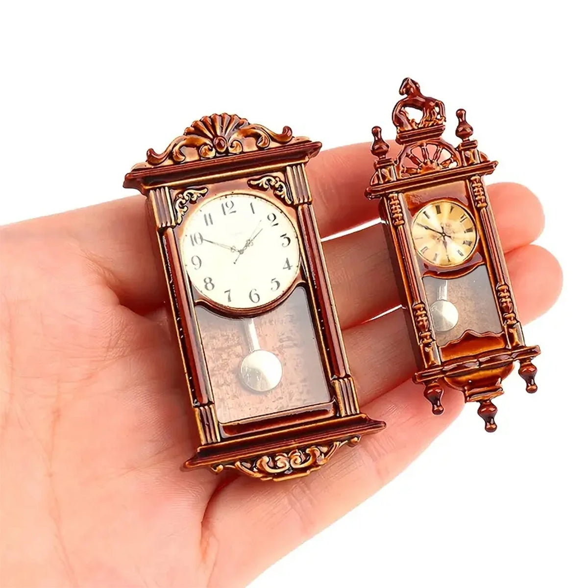 horloge murale vintage marron bois détails sculptés pendule métal classique petite taille