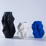 Vase contemporain porcelaine blanche noire bleue plissé moderne simple decoration table