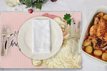 Vue rapprochée du motif Père Noël sur napperon rose