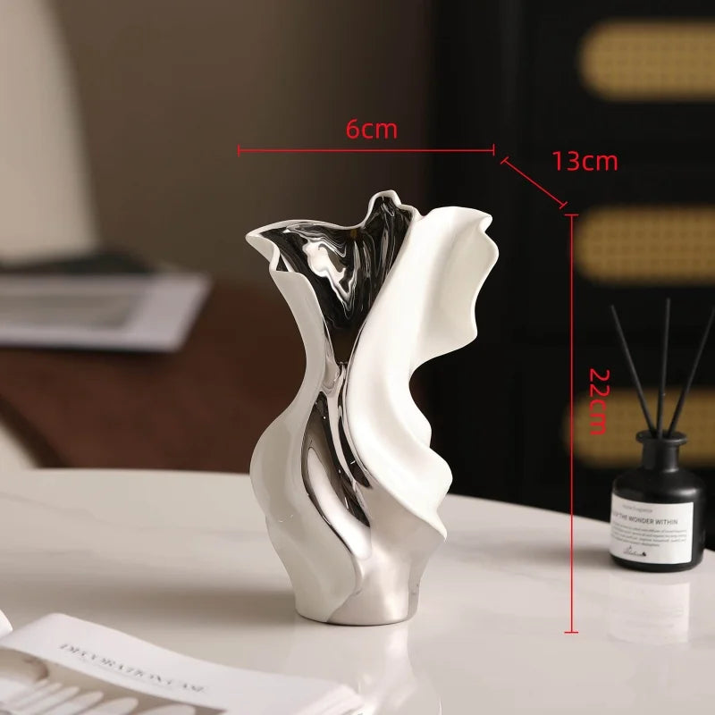 vase porcelaine blanc noir moderne sculptural abstrait plis irréguliers strié fleurs