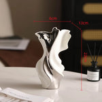 vase porcelaine blanc noir moderne sculptural abstrait plis irréguliers strié fleurs