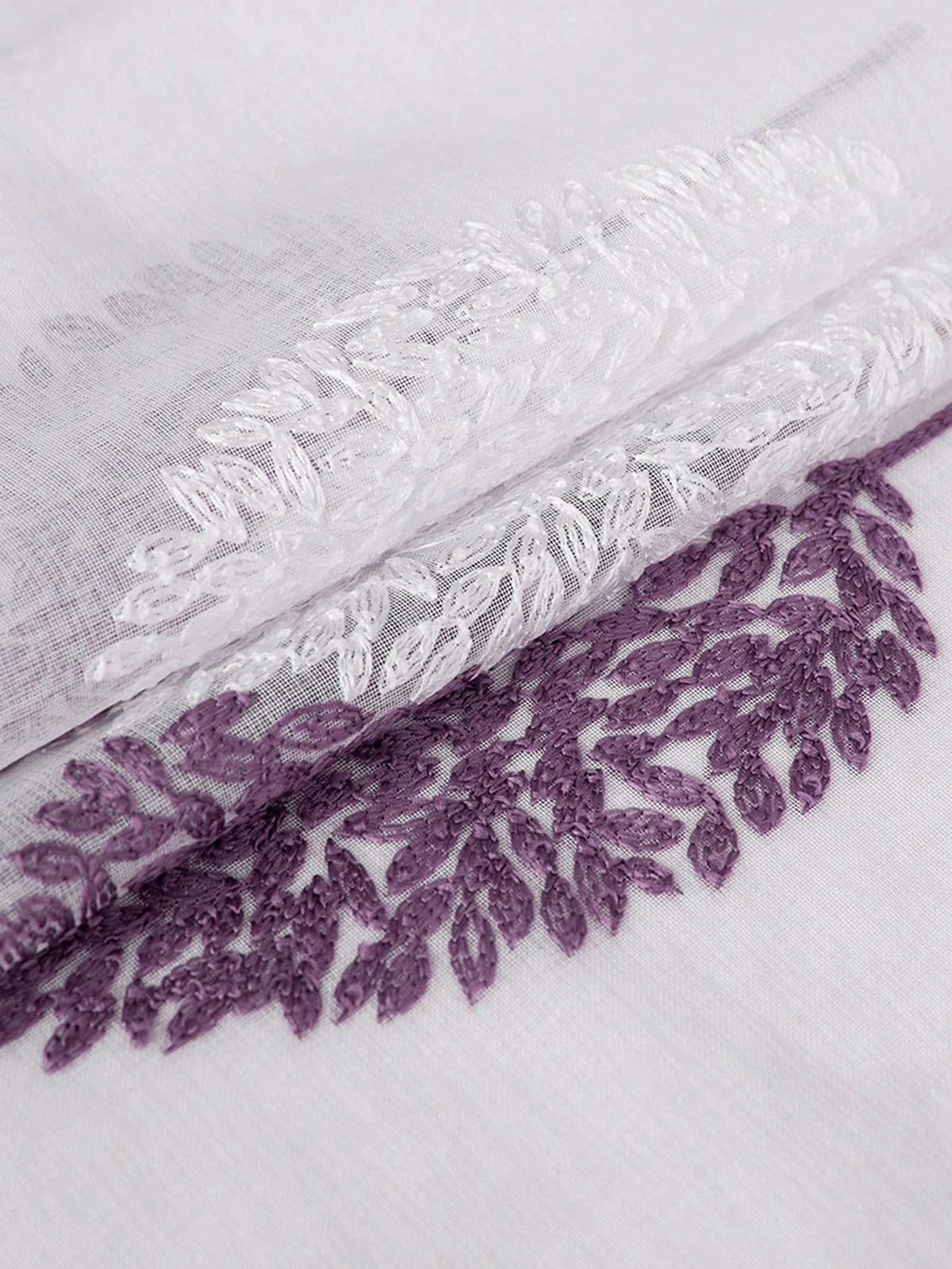 rideaux transparents brodés motifs floraux violet argenté décoratifs fenêtre maison