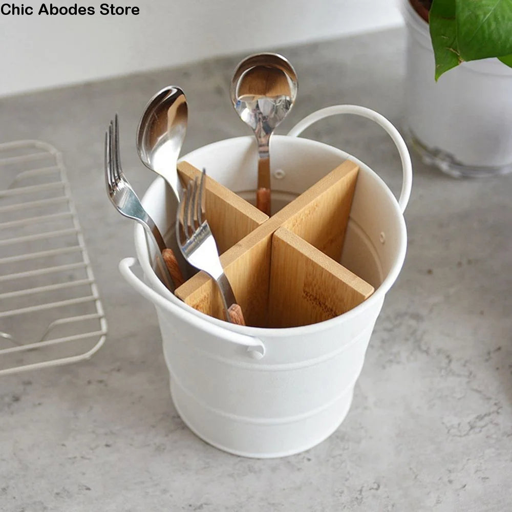 pot couverts moderne blanc noir poignées métalliques cuillères fourchettes spatules bambou