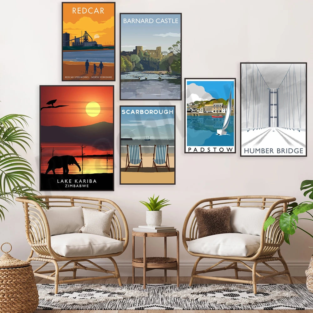 Cette image présente une collection d'affiches de voyage vintage représentant différentes destinations touristiques, telles que Redcar, le château de Barnard, Scarborough, Padstow et le pont de l'Humber, ainsi qu'un paysage africain au coucher de soleil avec un éléphant.