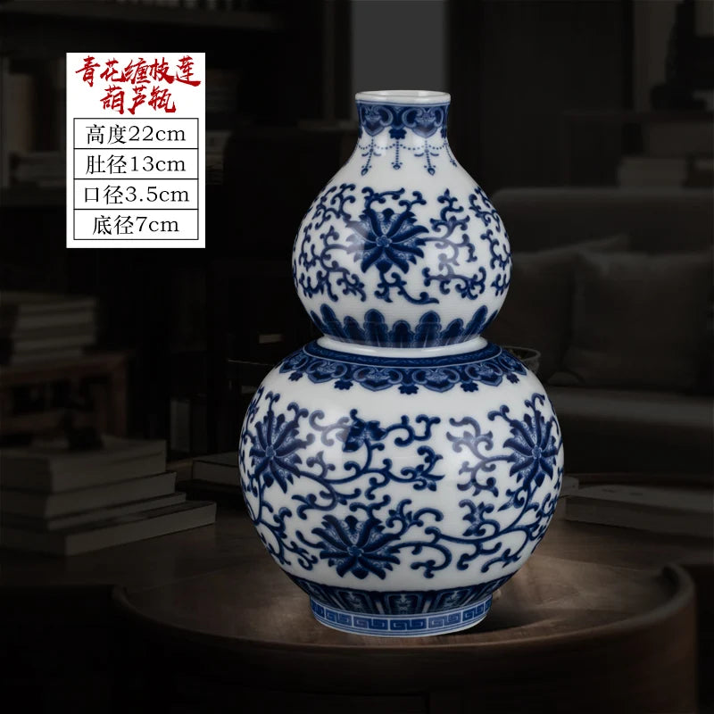 Vase en céramique chinoise de forme balustre décoré de motifs floraux en bleu et blanc.