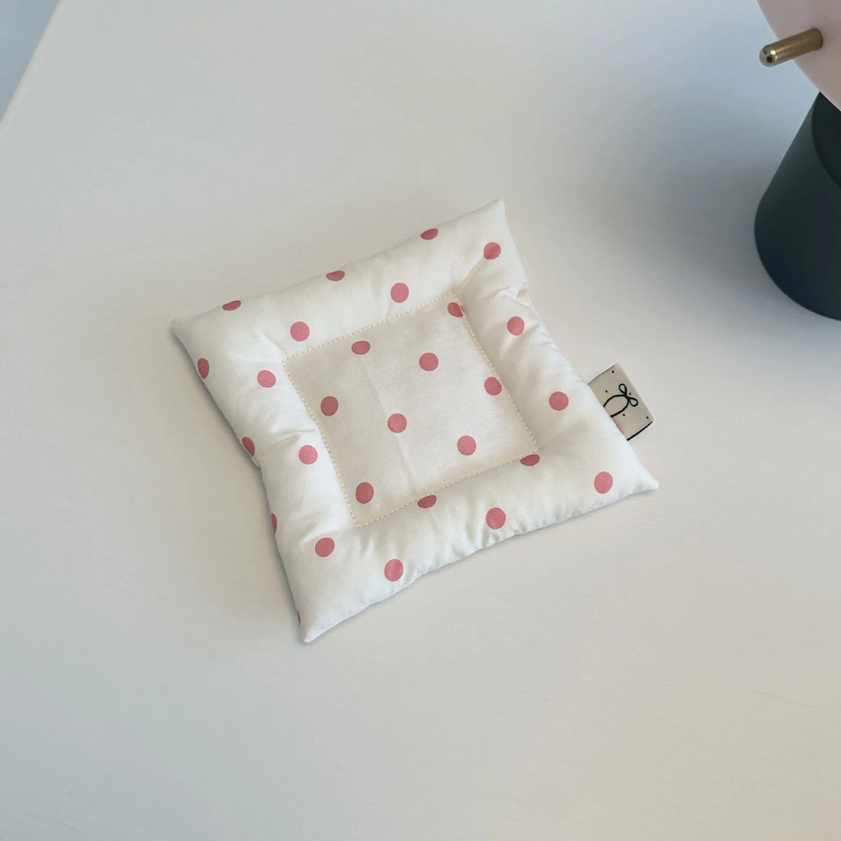 coussins protection tasses blanc gris clair beige rose pâle points classique opaques sans fixation