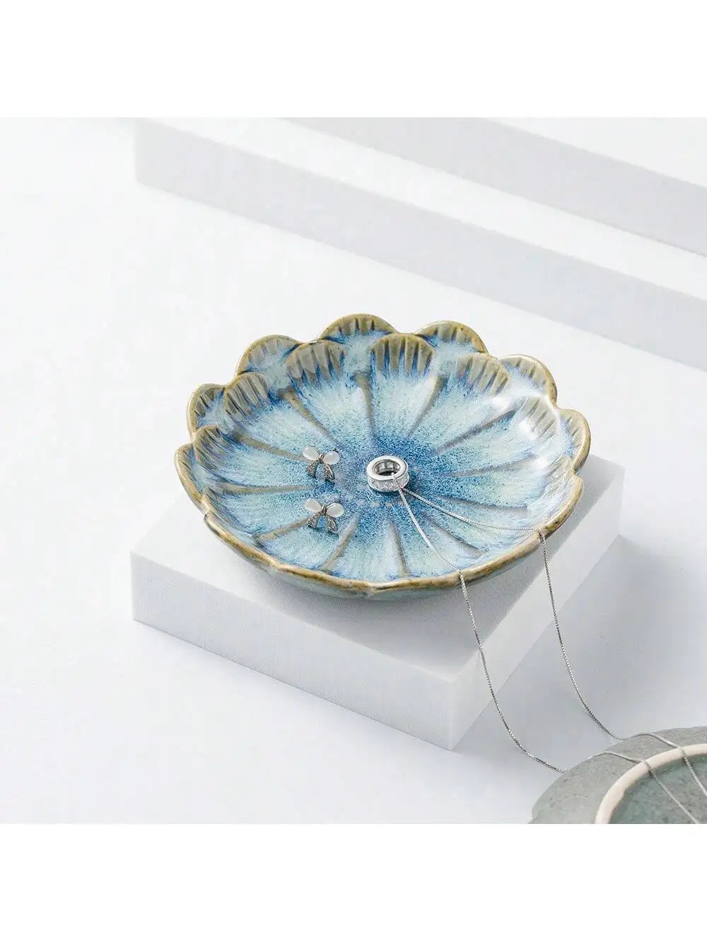 assiettes bijoux rose bleu vert rayures concentriques bordure dorée moderne élégantes rangement exposition