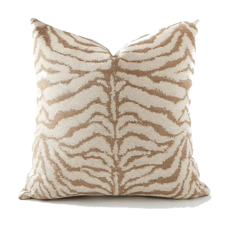 coussin carré beige clair motif géométrique moderne broderie lignes triangles décoration salon maison