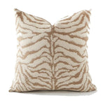 coussin carré beige clair motif géométrique moderne broderie lignes triangles décoration salon maison