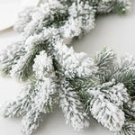 guirlande decorative noel vert neige branches feuillues vase panier osier festive rustique