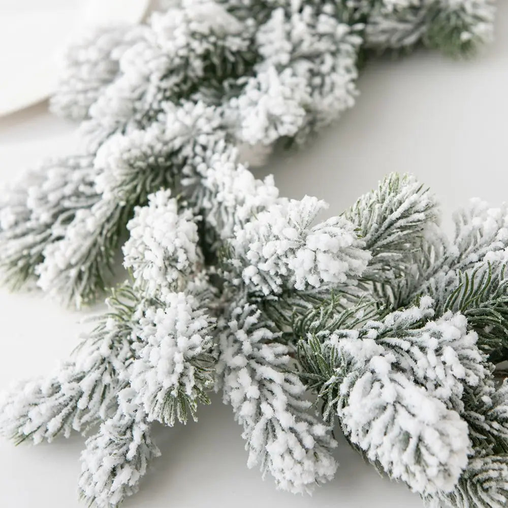 guirlande decorative noel vert neige branches feuillues vase panier osier festive rustique