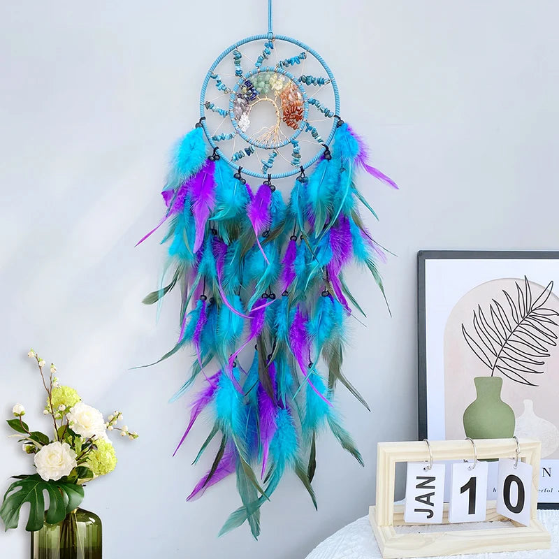 Un remarquable attrape-rêves décoratif aux plumes colorées de bleu, de violet et de vert, suspendu dans un intérieur moderne et harmonieux.