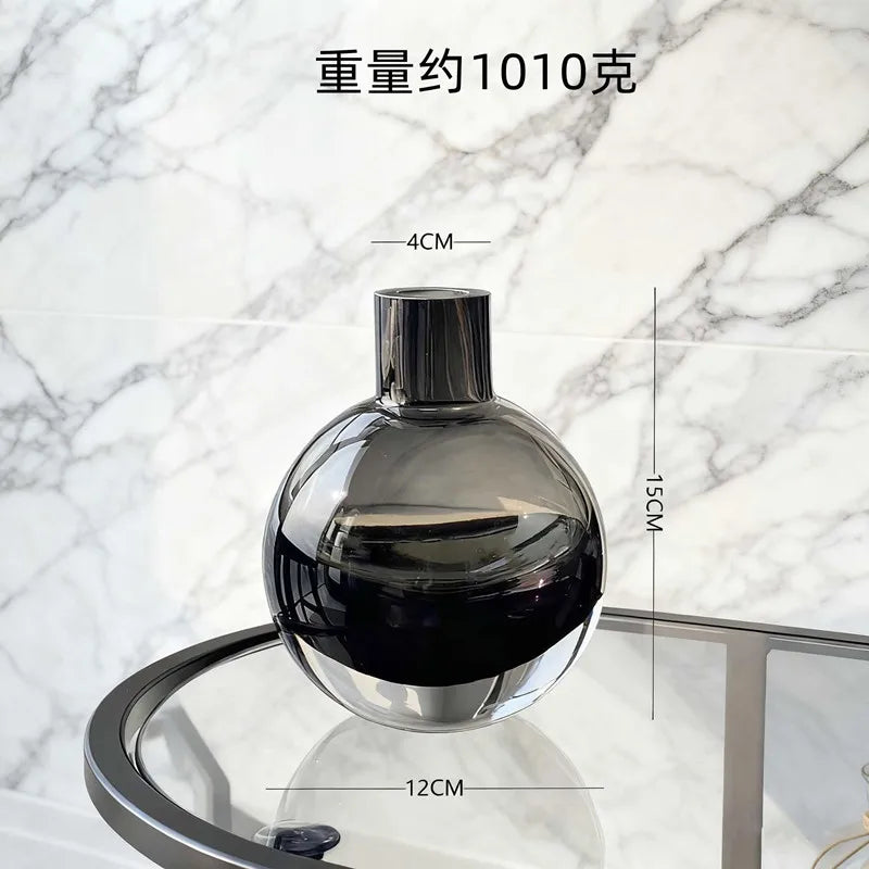 vase moderne transparent gris foncé boule ronde callas orchidées décoration intérieure arrangement floral table