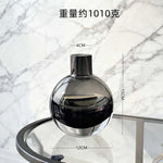 vase moderne transparent gris foncé boule ronde callas orchidées décoration intérieure arrangement floral table