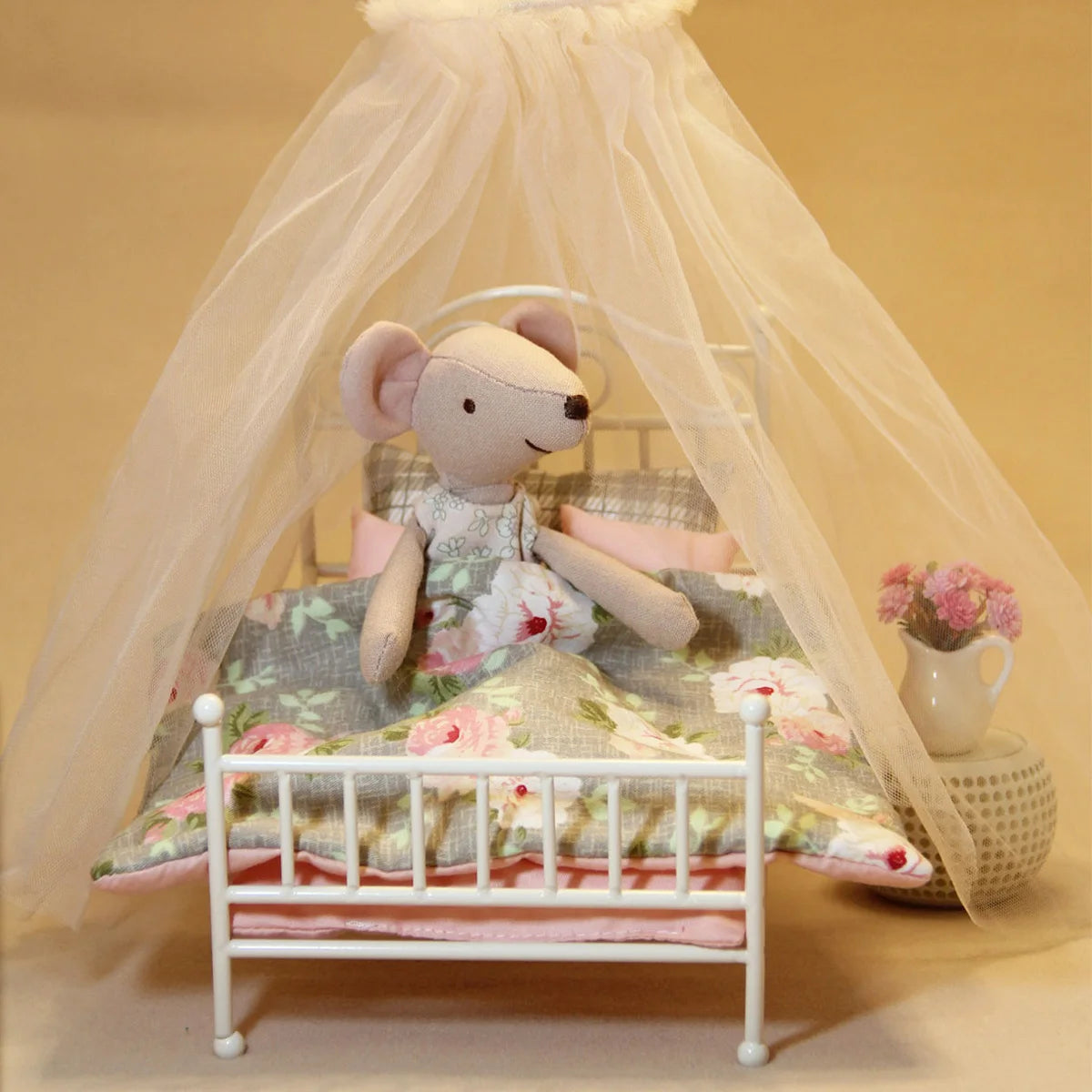 lit miniature fer blanc ensemble literie motifs floraux shabby chic canopée oreillers couette petite