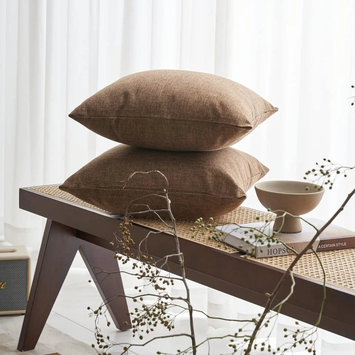 housse coussin marron clair texture lin moderne 45x45cm respectueux environnement nordique maison hospitalière