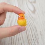 figurines oiseaux miniatures jaune blanc vert orange aspect plumage adorable décoratif
