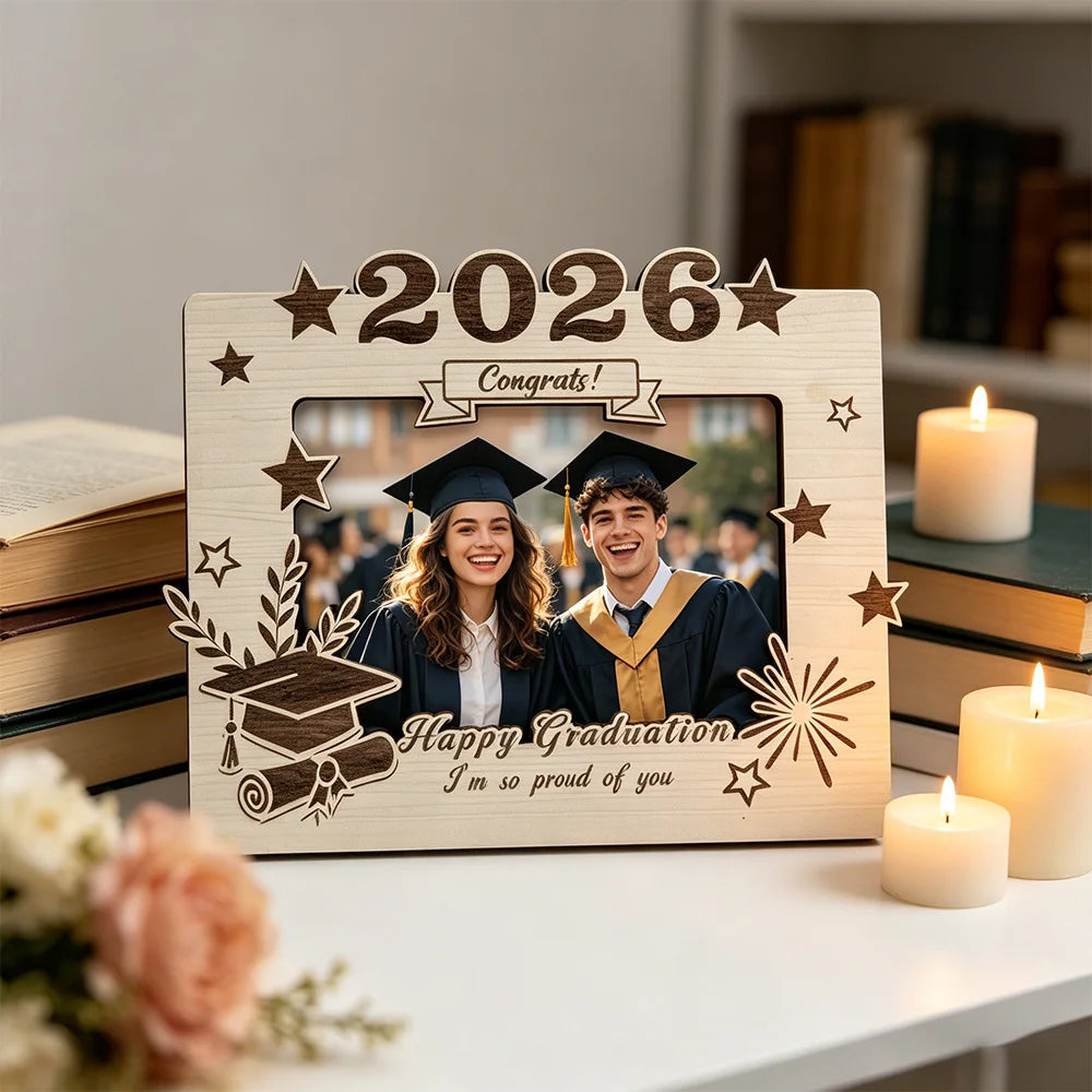 cadre photo bois gravé graduation 2026 casquette livre étoile opaque posable