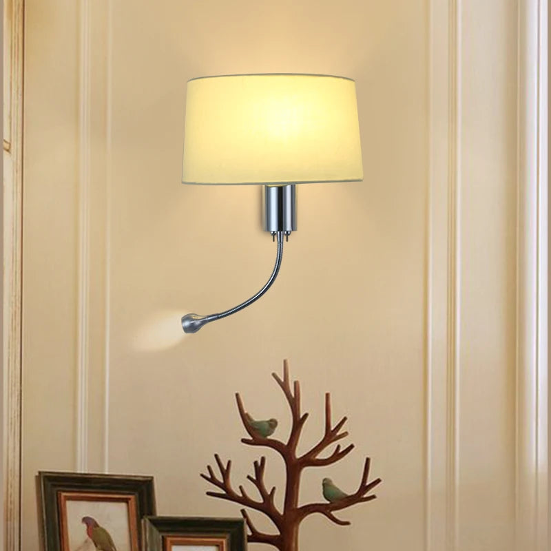 lampe murale moderne abatjour tissu texturé beige clair noir minimaliste fixée mur chambre coucher