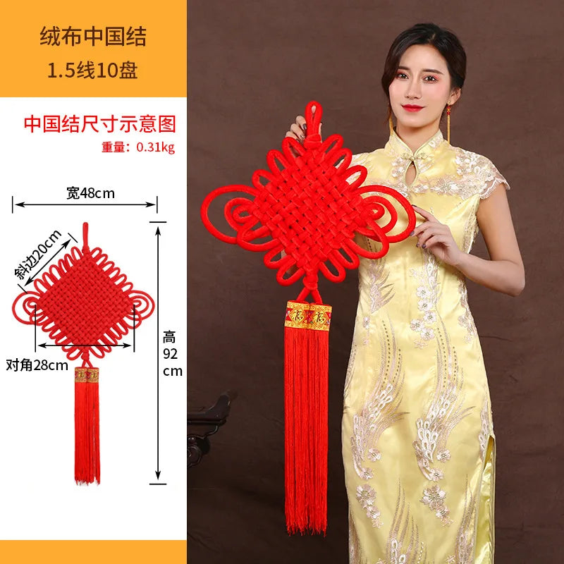 guirlande traditionnelle chinoise tissée artisanale rouge motifs géométriques pompon ruban doré festive printemps