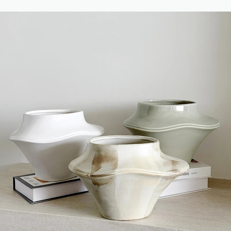 vase moderne sculptural blanc beige gris vert texturé fleurs séchées liquide brun decoration table