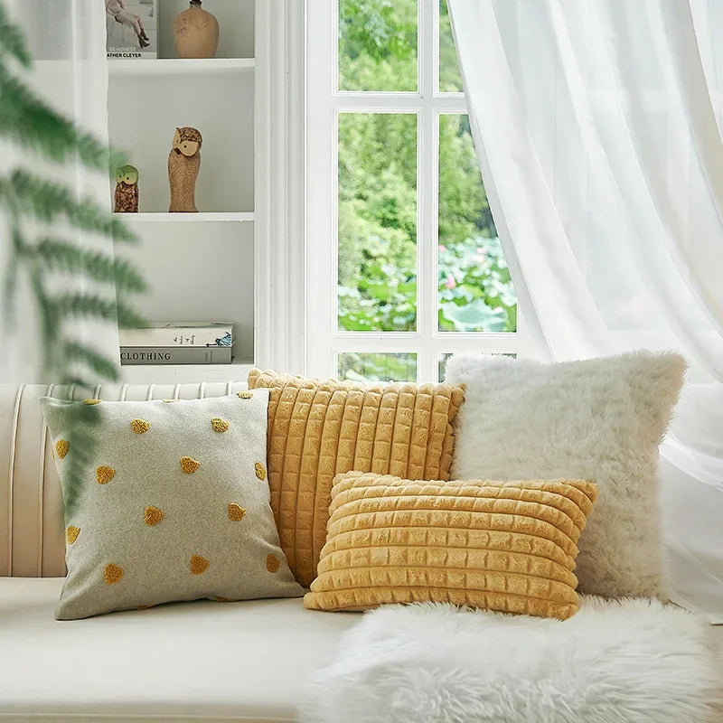 coussin décoratif moderne motif géométrique jaune gris beige texture bouclée canapé salon