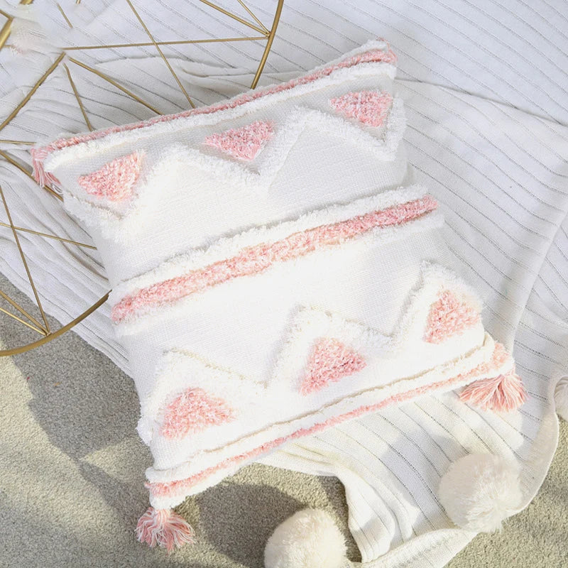 coussins boho chic rose clair blanc motif géométrique pompons opaques adhésifs