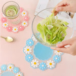 tapis table silicone moderne fleurs blanches bordure dentelée bleu rose blanc