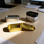 boîtes sardines modernes couleurs argent noir blanc jaunes lisses opaques bijoux pilules