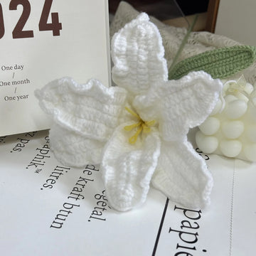décoration intérieure tricotée main fleurs lys blanc rose rouge jaune mariage anniversaire baby shower