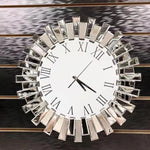Horloge murale circulaire verre dans intérieur contemporain